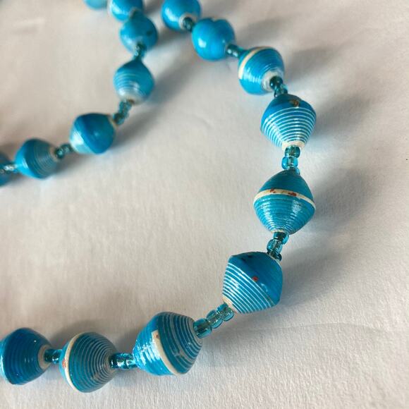 Turquoise paper bead necklace with plastic barrel clasp - Picture 6 of 7